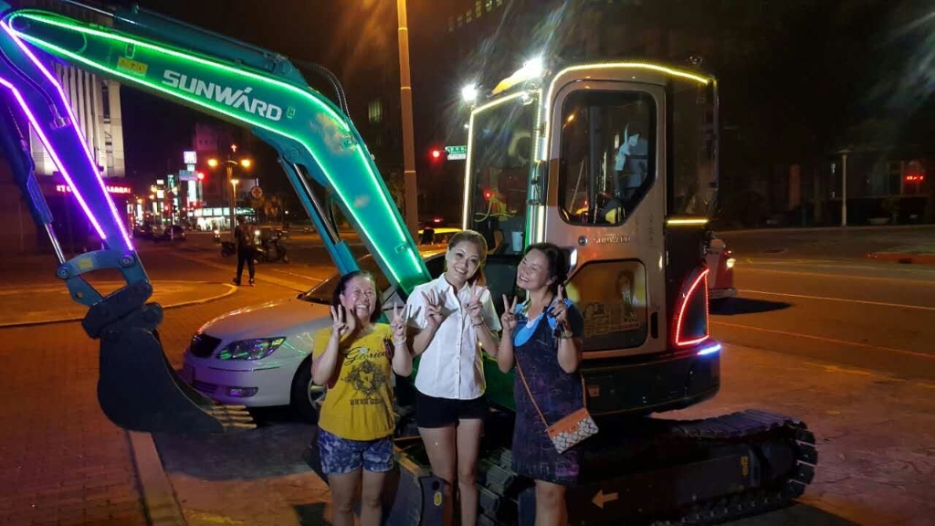 嘉義市长大赞鸿运国际智能挖掘机环台义举