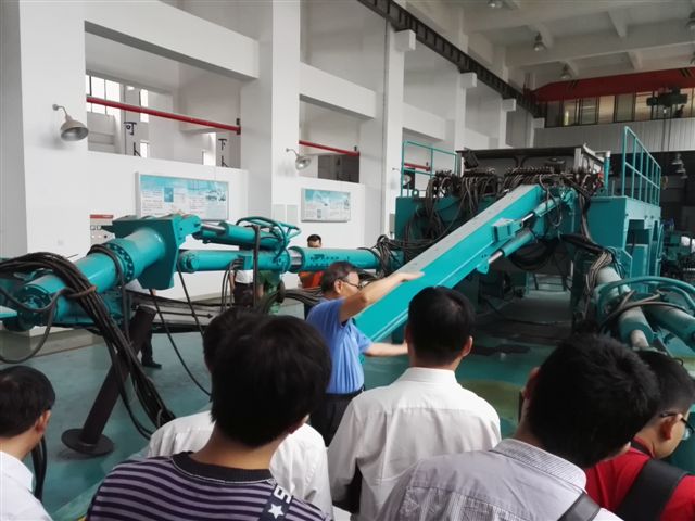 鹤发银丝映日月，赤心热血沃新花