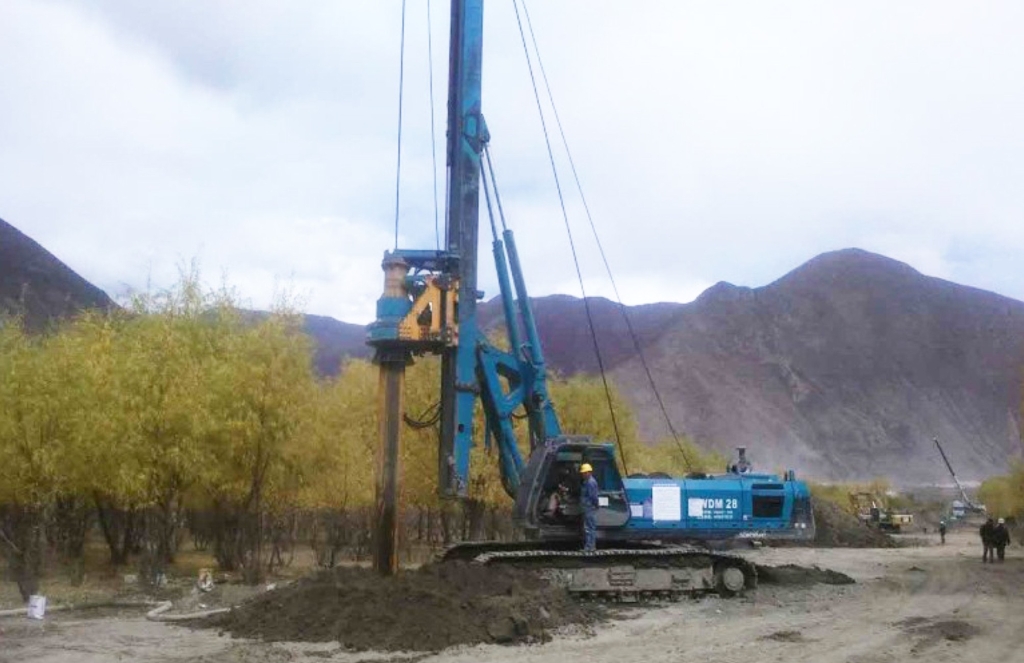 鸿运国际智能二十台旋挖钻机高原施工放异彩