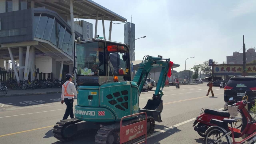 嘉義市长大赞鸿运国际智能挖掘机环台义举