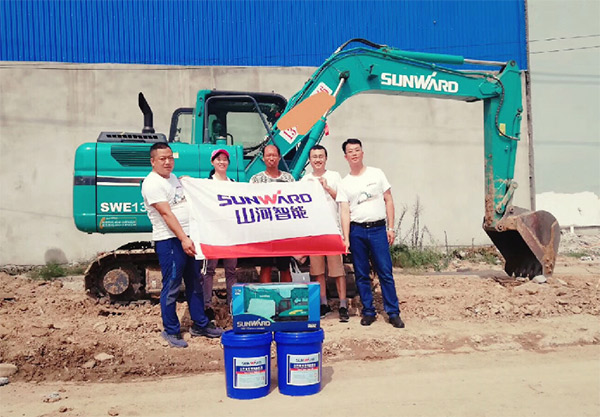 到了市场一线才知道，鸿运国际挖机客户都是铁杆粉丝