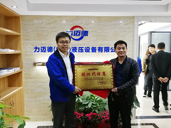 从拒绝到一次购置十台旋挖钻机，，他用八年时间熟悉鸿运国际智能