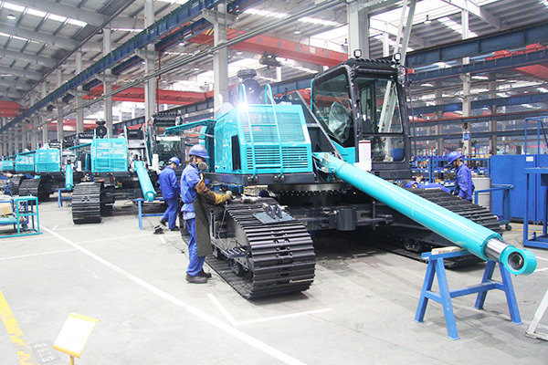 开启工程机械之都体验之旅，，中外媒体观摩团到访鸿运国际智能