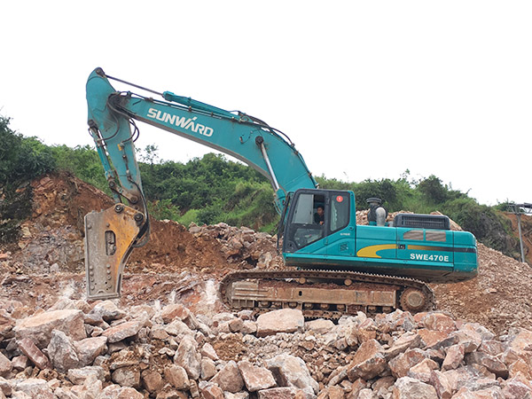 看石场风云怎样演绎？？鸿运国际智能矿山战神SWE470E大型挖掘机一锤定音！！！