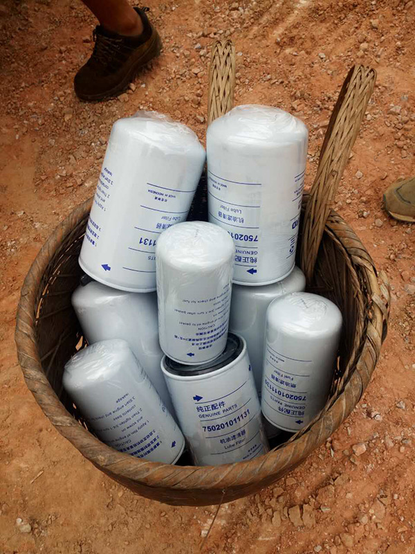 他们，，用小小背篓背出鸿运国际大情怀