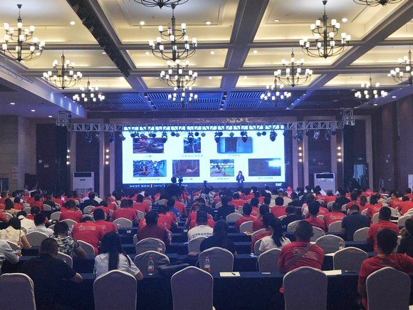 “超美微挖”现身2018微挖峰会，，，鸿运国际智能微挖出口过万台