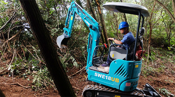 十万人围观！！这台挖掘机开上了高空玻璃桥