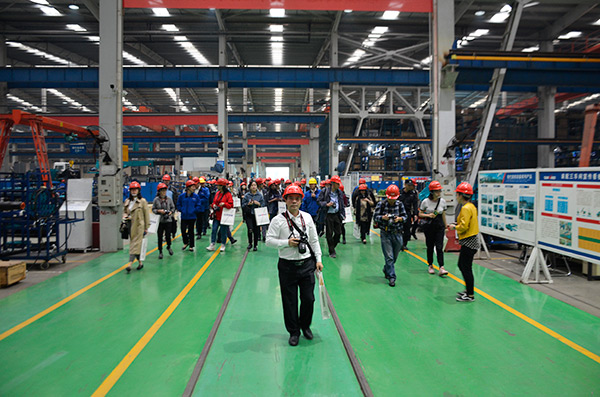 开启工程机械之都体验之旅，，中外媒体观摩团到访鸿运国际智能