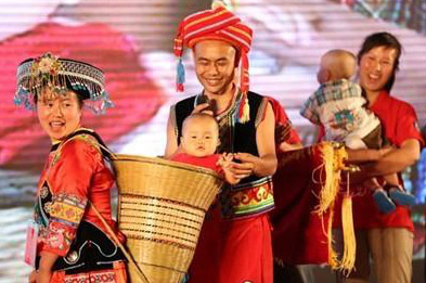 他们，，用小小背篓背出鸿运国际大情怀