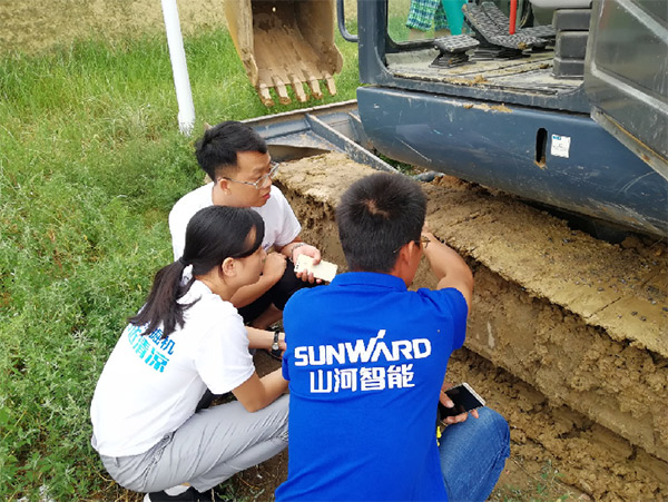 到了市场一线才知道，鸿运国际挖机客户都是铁杆粉丝