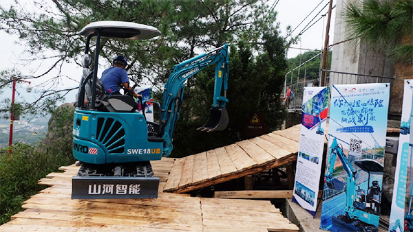 十万人围观！！这台挖掘机开上了高空玻璃桥