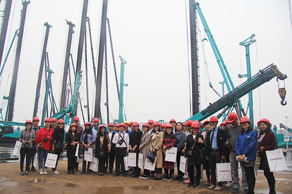 开启工程机械之都体验之旅，，中外媒体观摩团到访鸿运国际智能