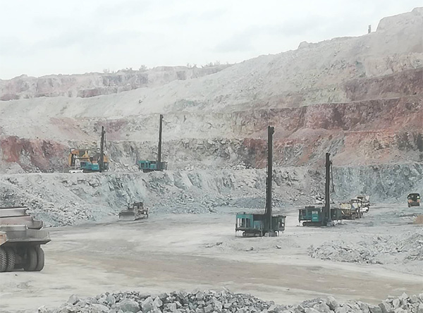 高温酷暑，鸿运国际智能凿岩装备异域扬威