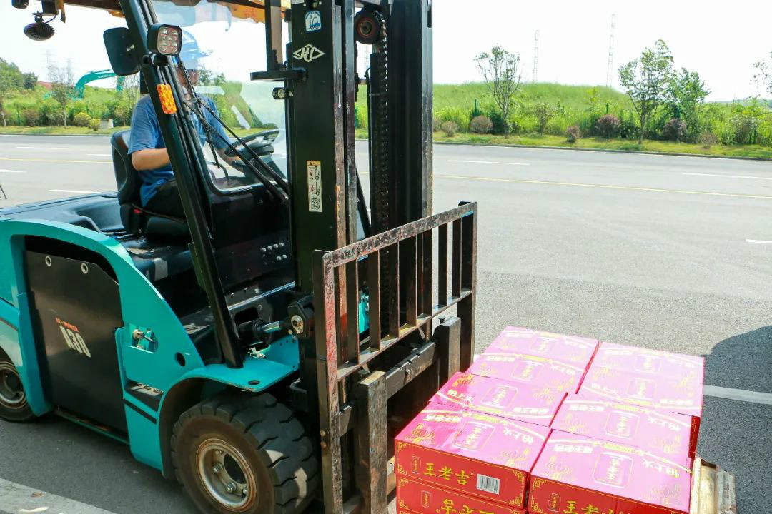 情系职工送清凉，，，殷切眷注鼓劲头——鸿运国际智能开展夏日送清凉活动