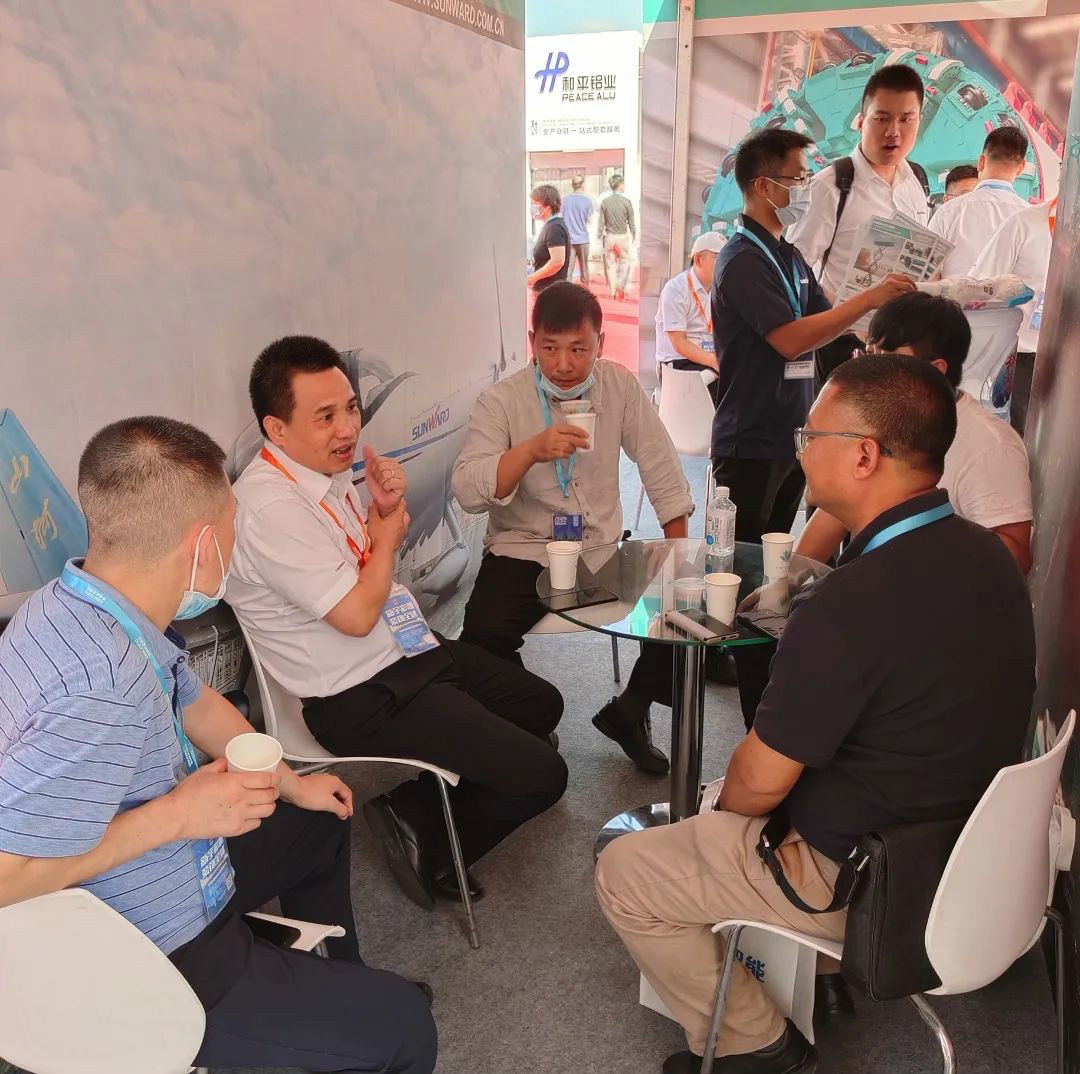 鸿运国际智能高空作业装备“吸睛”雄安展