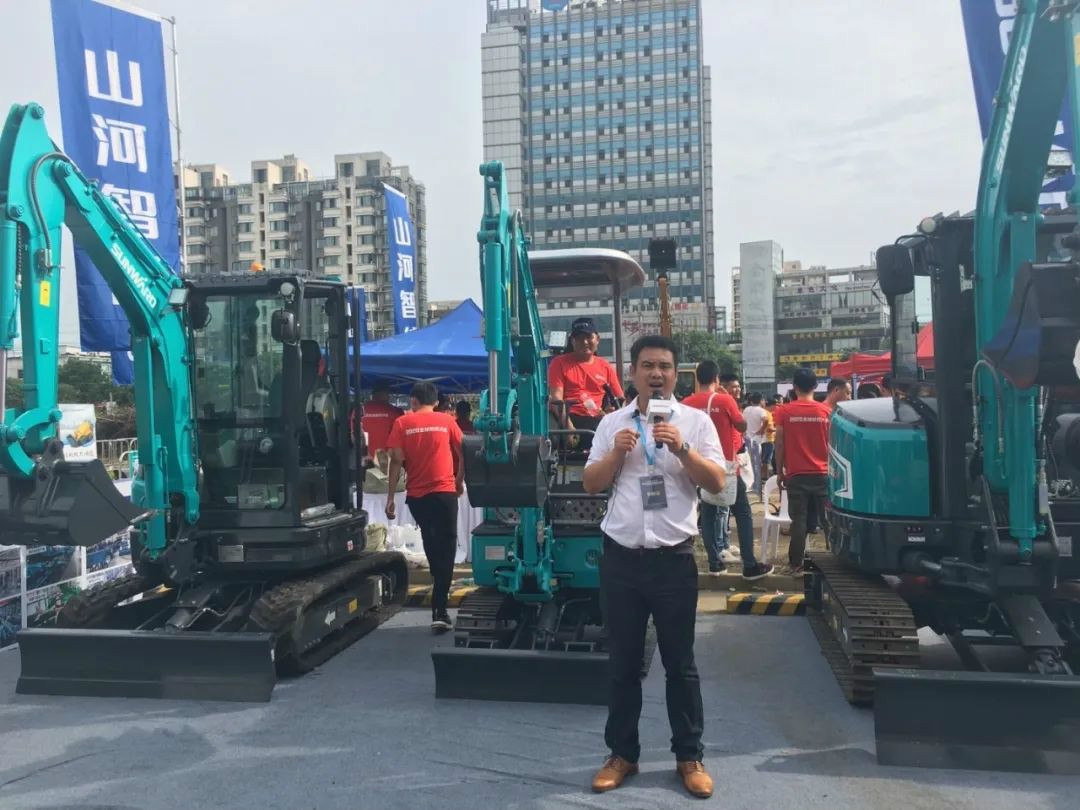 2020全球微挖大会 鸿运国际智能精品微挖赢得满堂彩