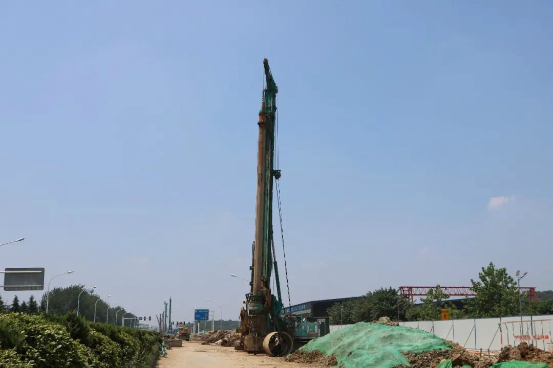 “误入”桩基 百折不回！他以8台旋挖搏未来