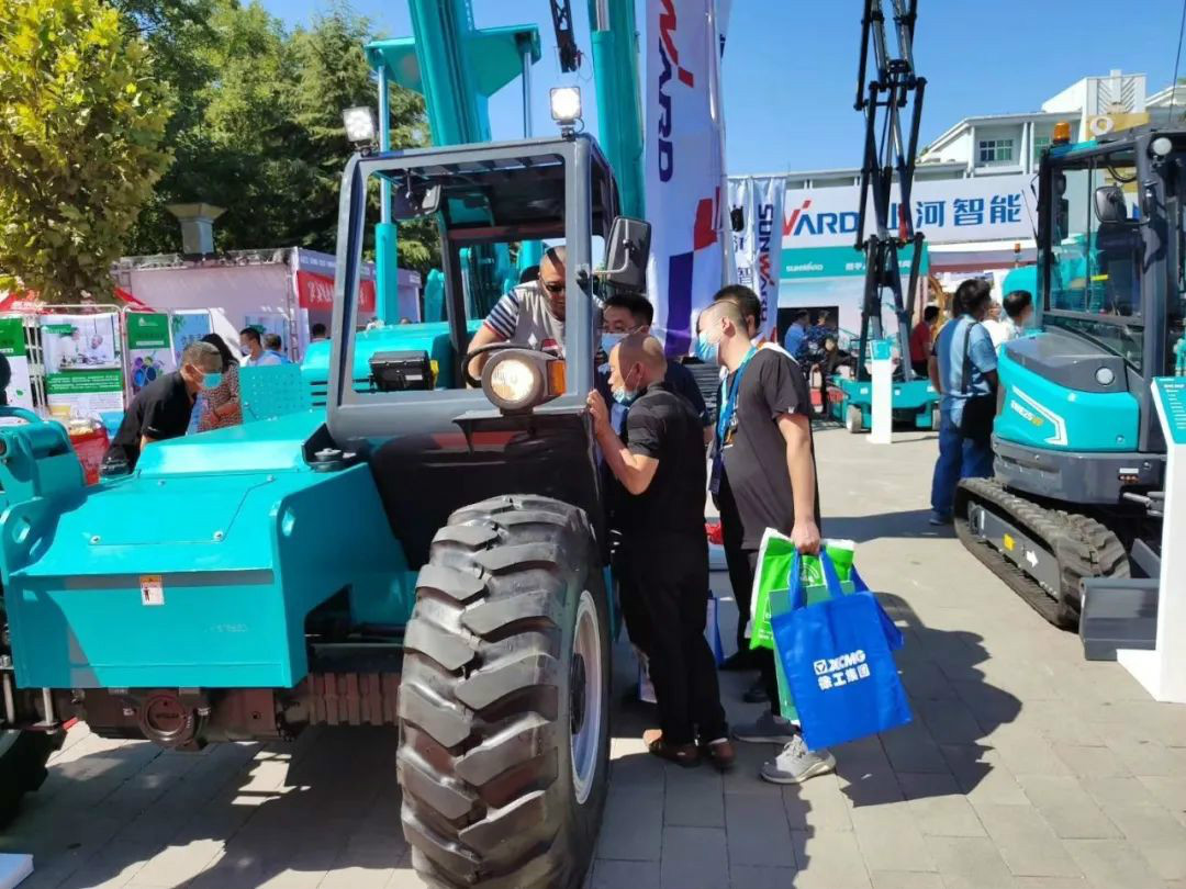 鸿运国际智能高空作业装备“吸睛”雄安展