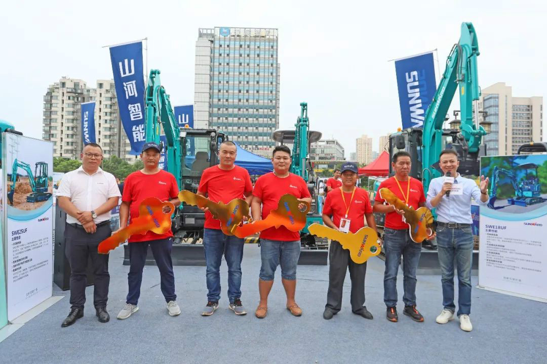 2020全球微挖大会 鸿运国际智能精品微挖赢得满堂彩