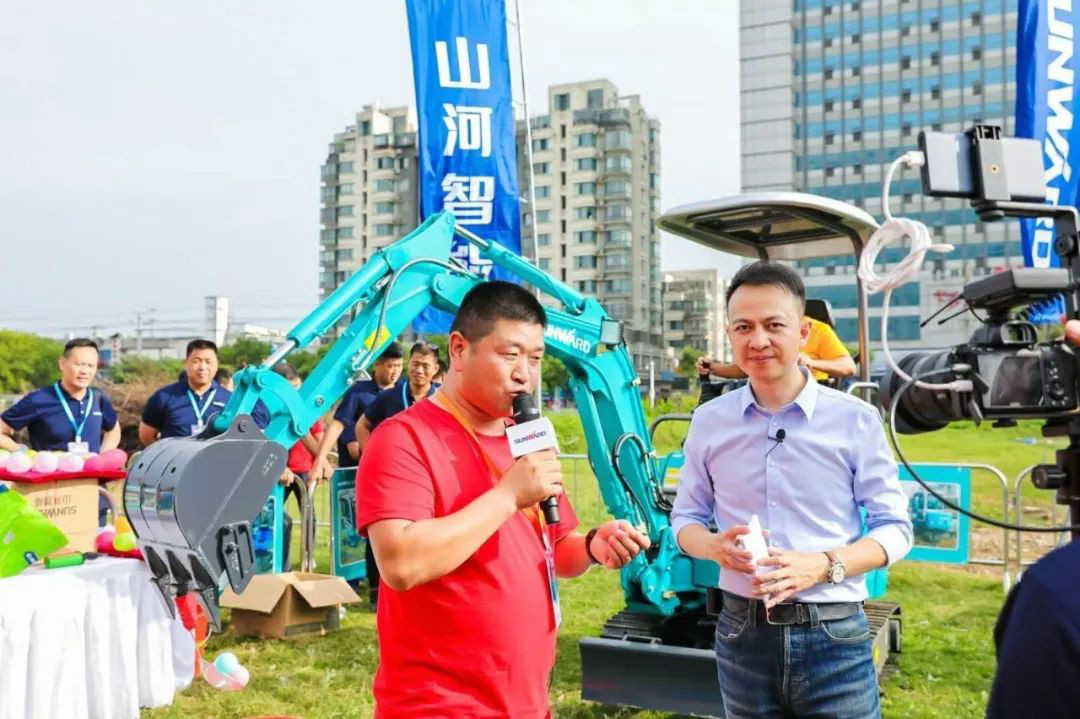 2020全球微挖大会 鸿运国际智能精品微挖赢得满堂彩