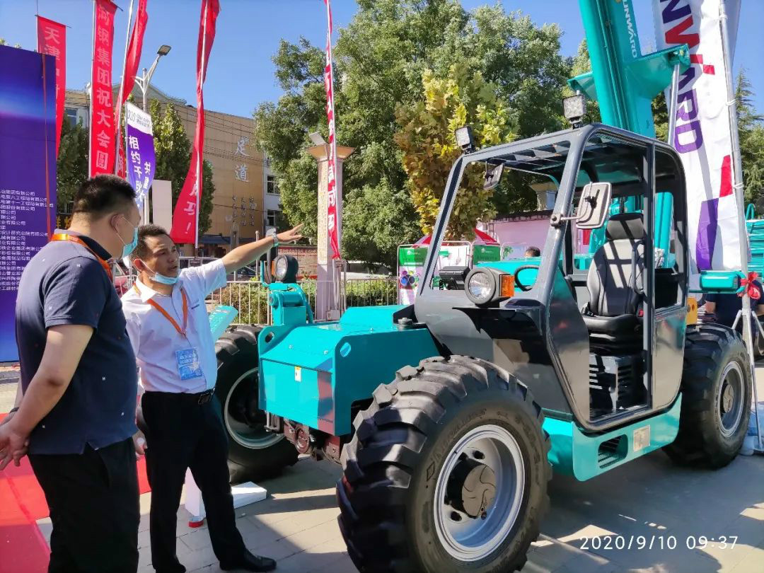 鸿运国际智能高空作业装备“吸睛”雄安展