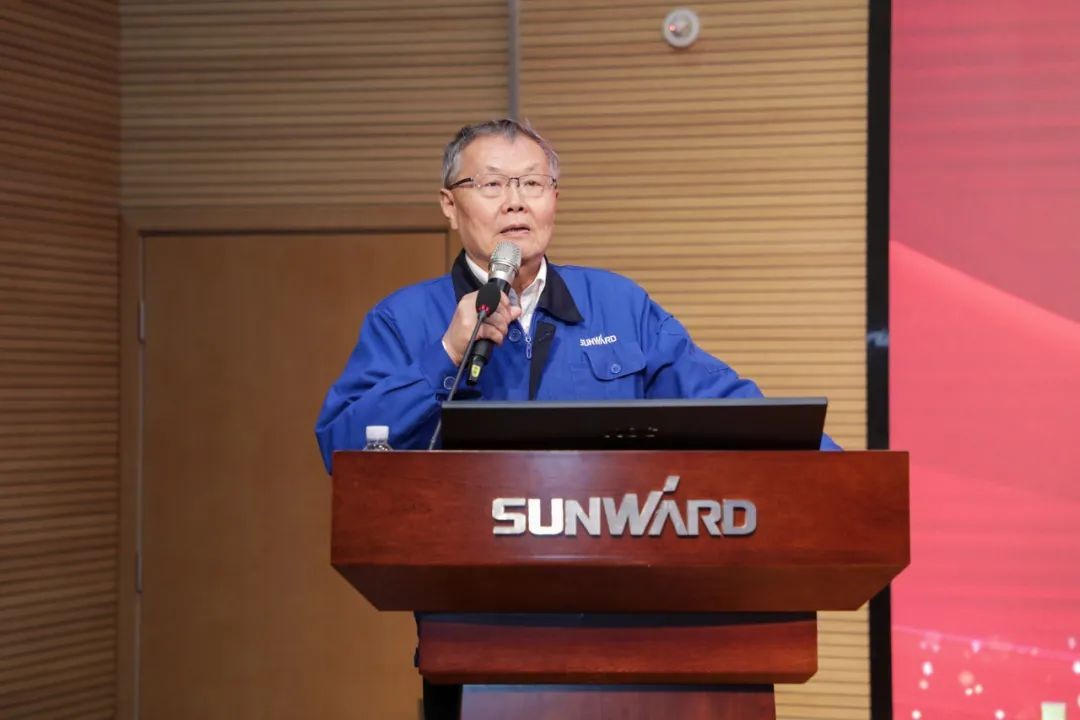 鸿运国际智能中高层干部晚间集中“充电”