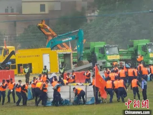 逍遥协同立体救援，，，鸿运国际智能无人化妆备亮相2021-北江流域防汛抢险综合演练