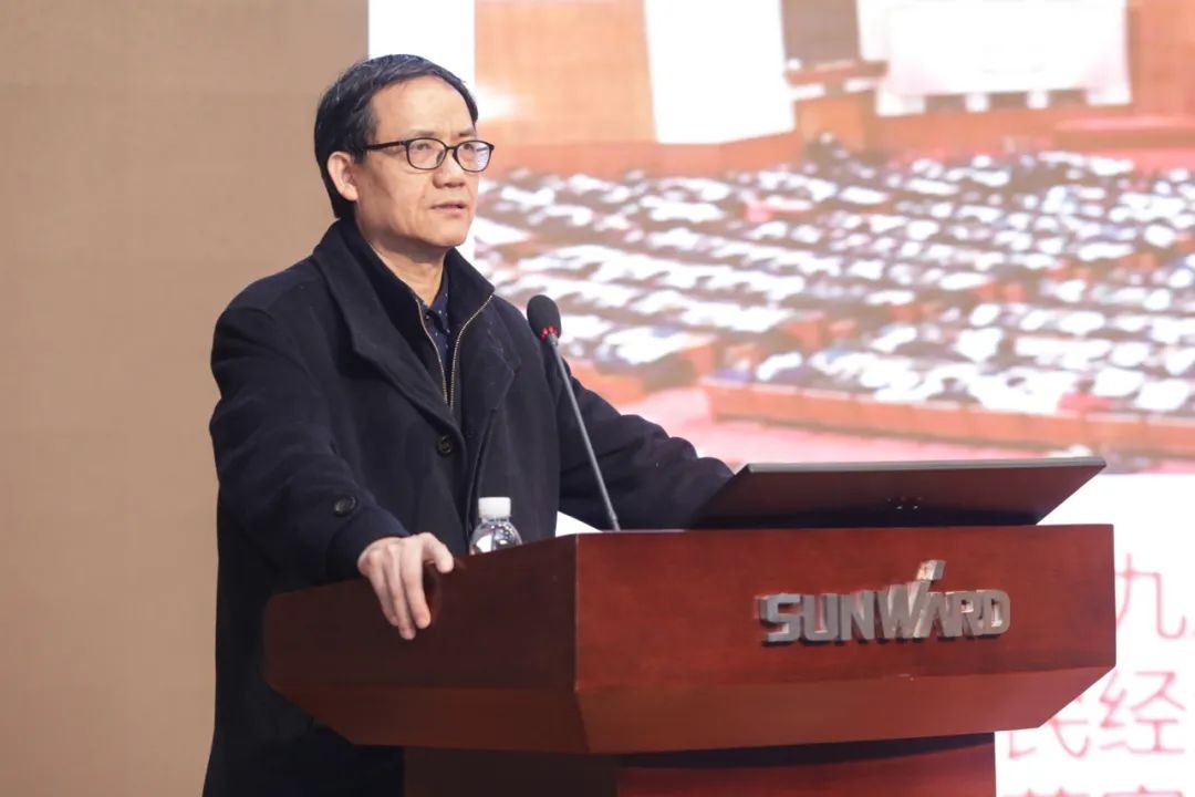 鸿运国际智能中高层干部晚间集中“充电”