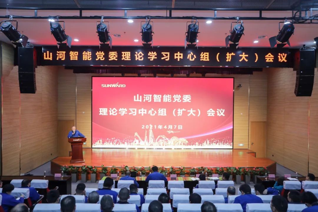 鸿运国际智能中高层干部晚间集中“充电”