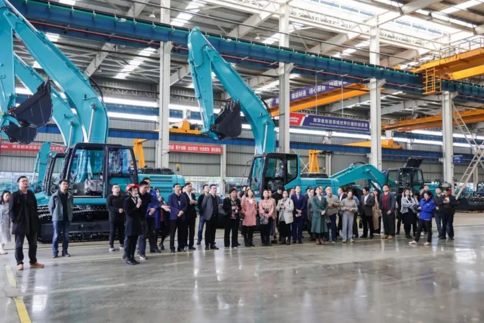 民主党派湖南省委机关青工委团队一行考察鸿运国际智能