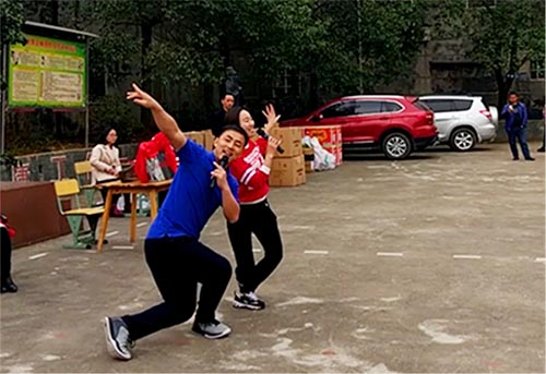 践行雷锋精神捐建“鸿运国际梦图书馆”