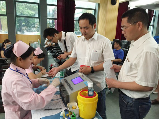 血液毗连你我大爱感动星城——记鸿运国际智能2016年夏日无偿献血活动