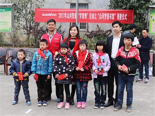 践行雷锋精神捐建“鸿运国际梦图书馆”