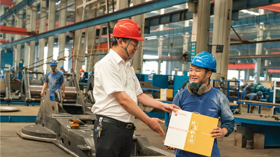 万力集团“送清凉”活动，，，慰问一线员工