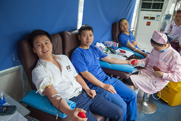 鸿运国际智能百余员工 冒雨争相献血