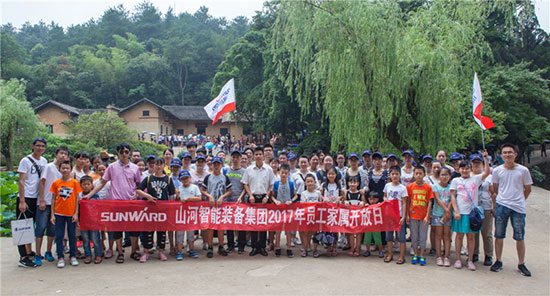 这个炎天，，，亲子玩转鸿运国际智能“三栖”装备