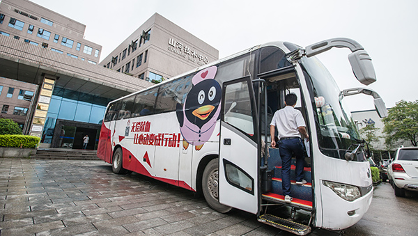鸿运国际智能百余员工 冒雨争相献血