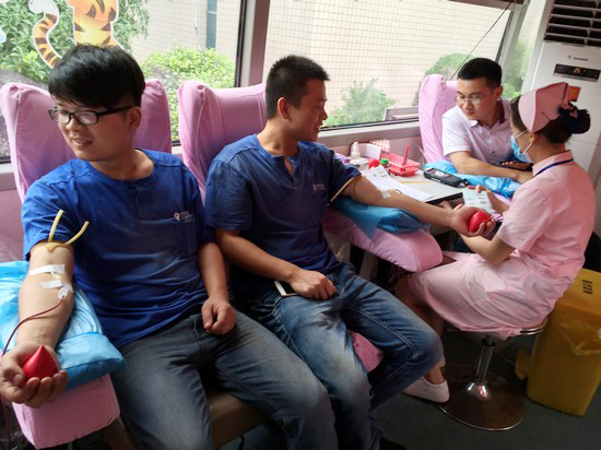 血液毗连你我大爱感动星城——记鸿运国际智能2016年夏日无偿献血活动