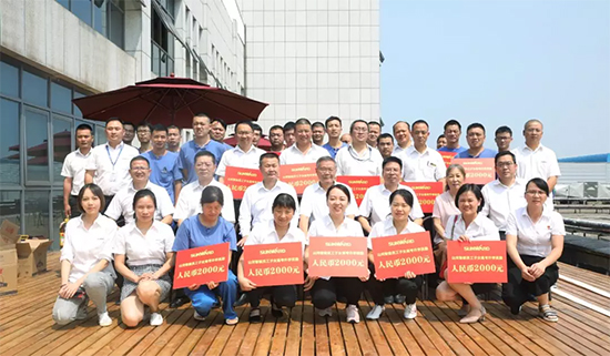 员工子女金榜题名 鸿运国际家园发放奖励