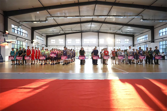 以球为媒，，，首届“鸿运国际杯”篮球约请赛架起政企连心桥