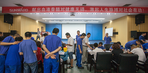 鸿运国际智能百余员工 冒雨争相献血