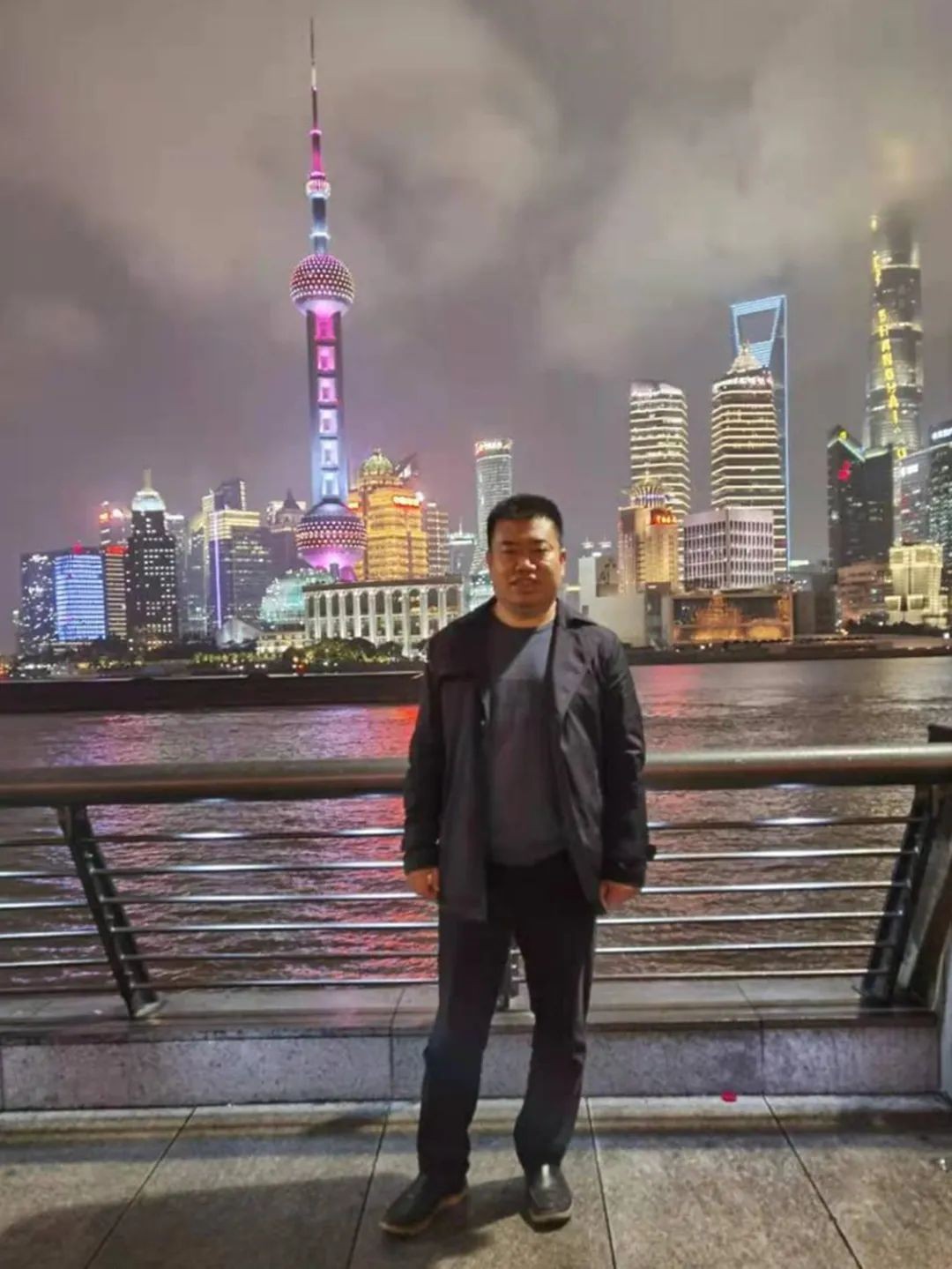 金戈铁马工程路 风雨无阻选鸿运国际