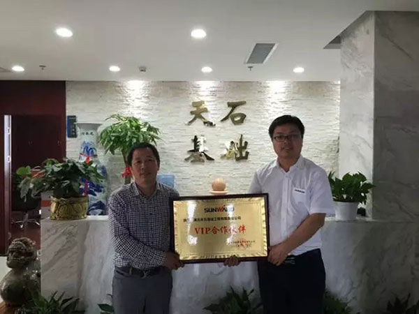 一起相随，，鸿运国际智能伴他功成名就