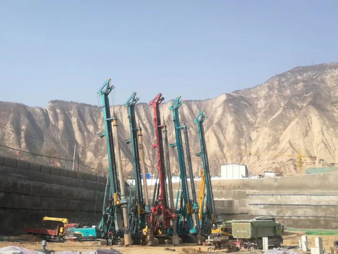 金戈铁马工程路 风雨无阻选鸿运国际