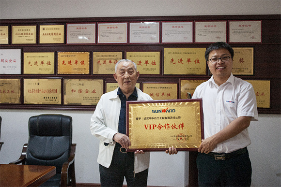 创富故事：：相助十一年，，，赞叹鸿运国际产品耐久耐用