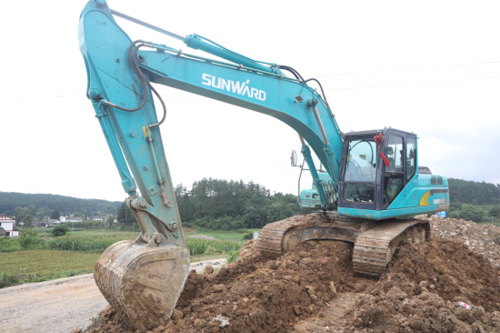 六年六台挖机 邓老板是个“鸿运国际迷”