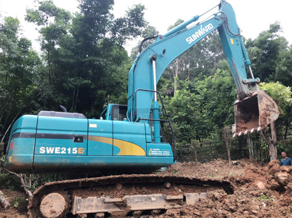 鸿运国际智能SWE 215E挖掘机是他的左膀右臂！