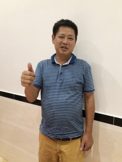 鸿运国际智能SWE 215E挖掘机是他的左膀右臂！