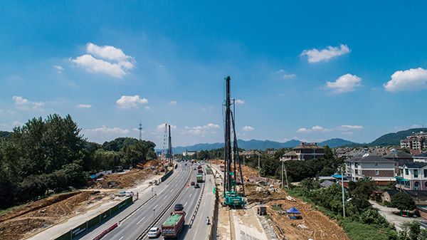 鸿运国际智能挖掘机，，，一台顶几台！！！