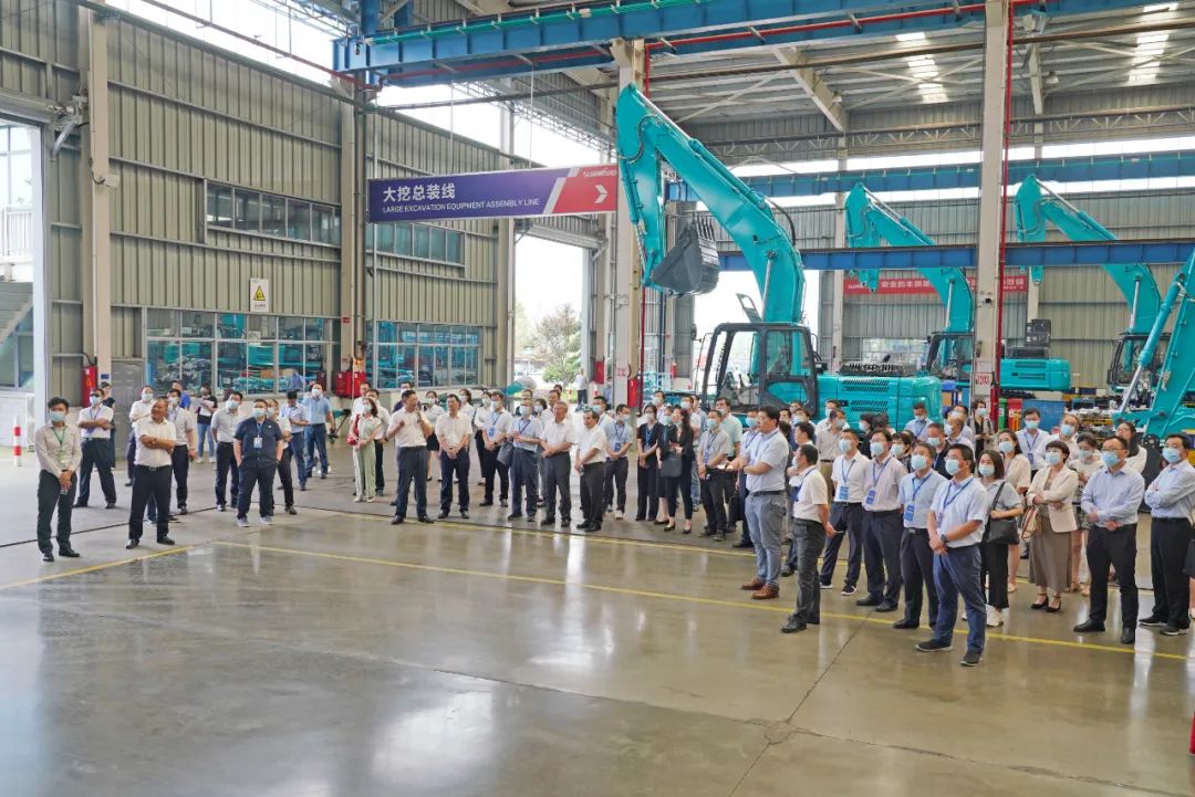 天下战略性新兴工业集群建设考察团调研鸿运国际智能